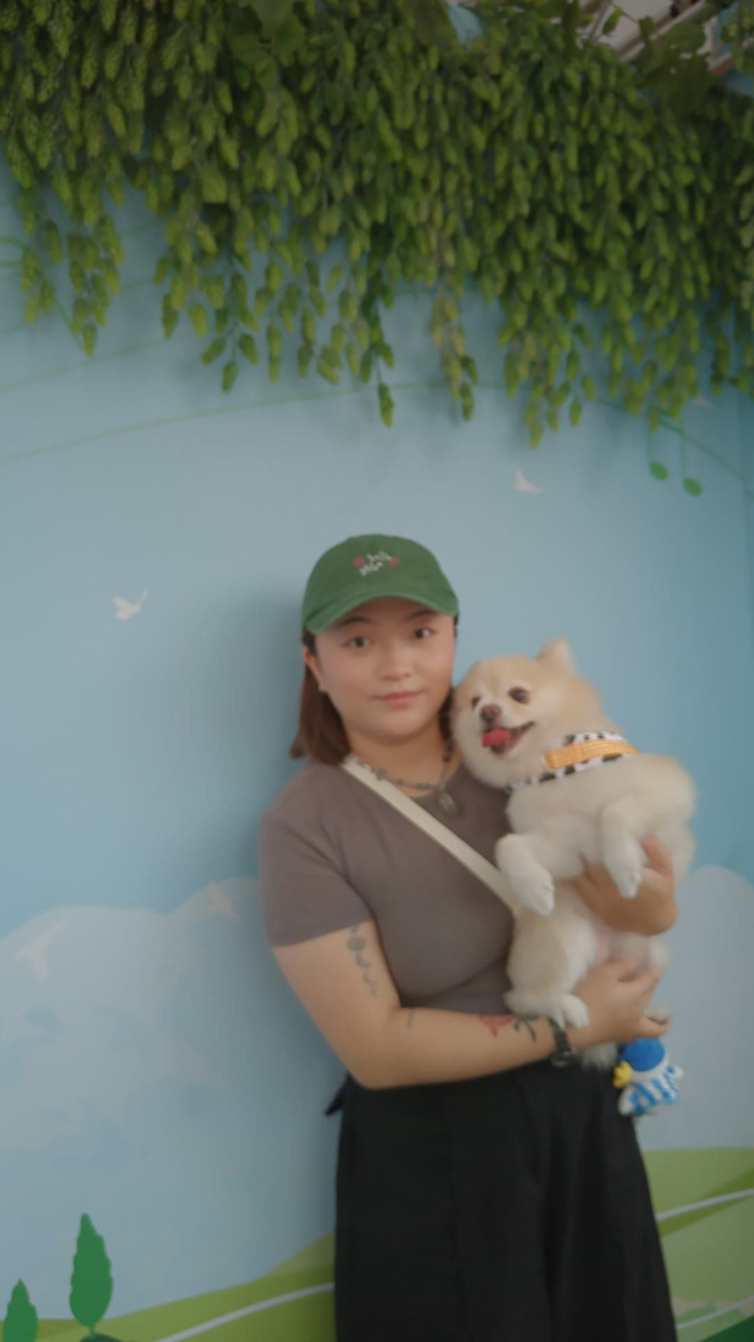 KIRIN pop-up — a guest with her dog at the hop-vine backdrop
