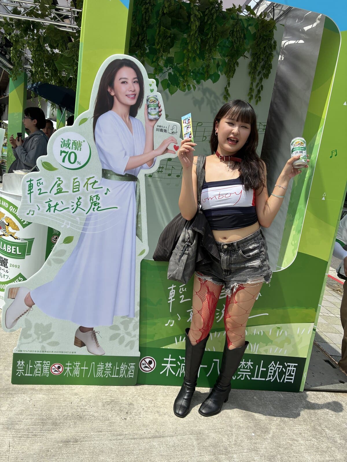 KIRIN pop-up — a guest with her dog at the hop-vine backdrop