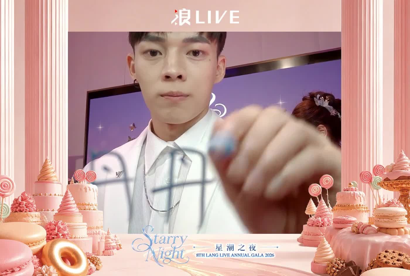 Lang Live gala: camera sign booth clip with the signature appearing on screen