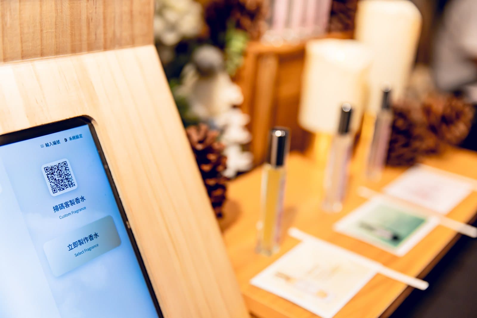 Scent-picking card with QR code — choose your scent by scanning or on the tablet