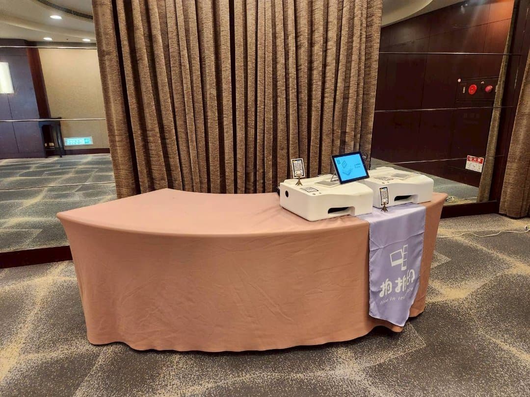 Dual-tablet digital check-in counter